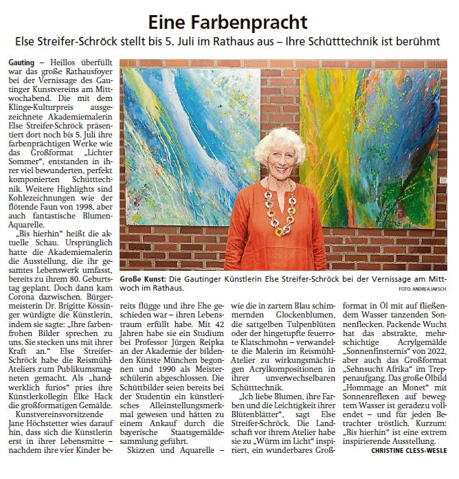 Newspaper clipping from the Starnberger Merkur: Else Streifer-Schröck in front of two large pour paintings at Gauting town hall